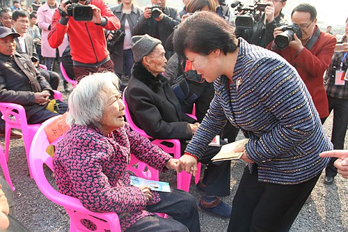 婁底市委宣傳部部長(zhǎng)伍美華慰問(wèn)困難群眾.jpg